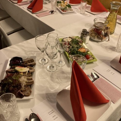 stół przygotowany na wigilie w Antresola Pizza&Bar